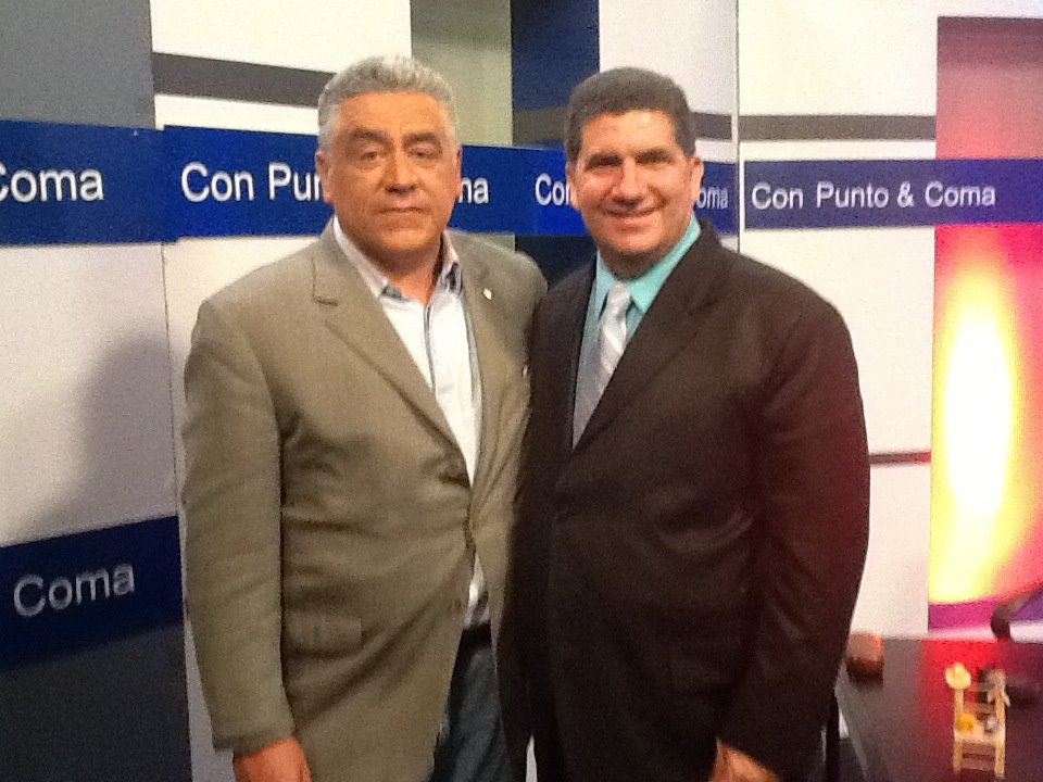 José Miguel Soto Jiménez, presidente del Partido V República, en compañía de Juan Cruz Triffolio, productor y conductor del programa Con Punto & Coma...