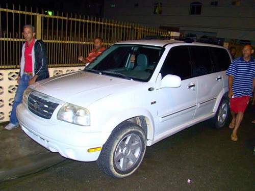 En este vehículo se transportaban los tres supuestos asaltantes que la noche de este viernes cometieron un atraco en la comunidad de El Higüero en Gaspar Hernández, uno de ellos podrían estar gravemente herido.