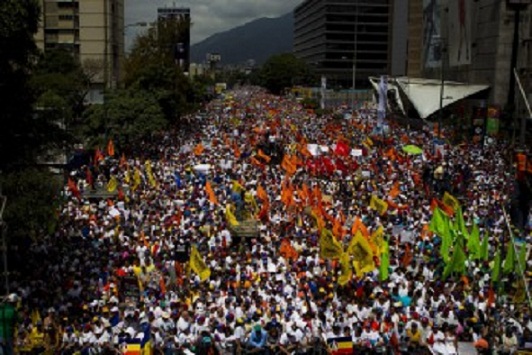 Dirigentes de la oposición venezolana y representantes estudiantiles encabezaron este sábado una multitudinaria manifestación opositora en Caracas. 