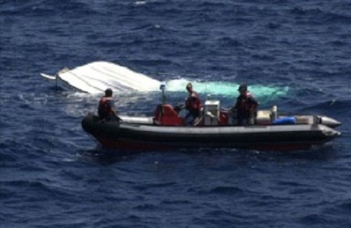 Hasta el momento, la Armada no ha precisado la cantidad de personas que iban en la embarcación, aunque algunos medios locales aseguran que puede haber más víctimas fatales.