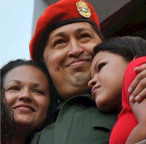 Imagen que acompaña la misiva. Chávez junto a dos de sus hijas Rosa Virginia y María Gabriela.