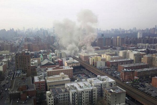 "Hubo una explosión y dos edificios colapsaron", señaló a la AFP un vocero del Departamento de Policía de Nueva York, sin dar más detalles sobre el hecho.