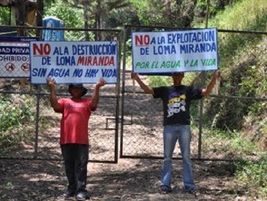 Este domingo llegaron al Palacio Nacional, luego de cuatro días de largas caminatas, los activistas que defienden Loma Miranda. - See more at: http://www.elcaribe.com.do/2014/03/04/explotacion-loma-miranda-caso-cerrado#sthash.YfVW8lj0.dpuf