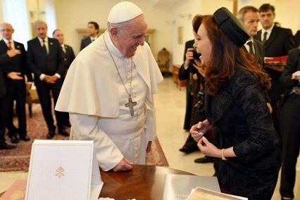 Cristina Fernández de Kirchner llegó al Vaticano con bota ortopédica tras sufrir un esguince en el tobillo izquierdo.