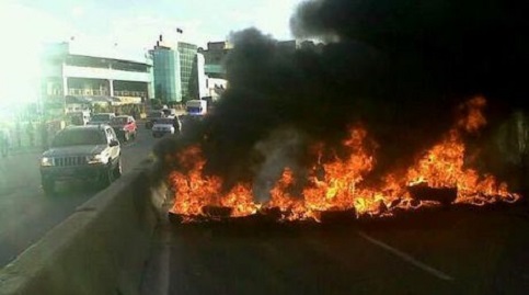 Una funcionaria del Servicio Bolivariano de Inteligencia (Sebin), resultó muerta luego de un enfrentamiento con efectivos de la Policía de Chacao. La colocación de una barricada generó una situación irregular y el supuesto secuestro de un joven, lo que devino en un intercambio de disparos.