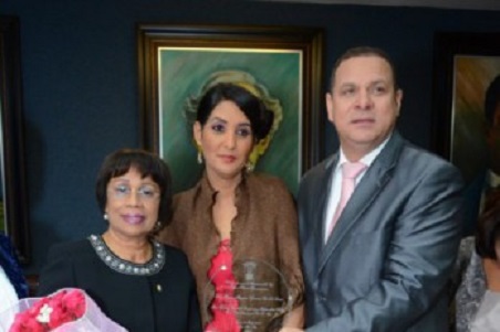 Rosario Graciano De Los Santos recibe el reconocimiento de manos del alcalde Alexis Pérez y Mildred Apolinario.