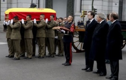 La bandera de España cubría el ataúd, llevado por un armón de artillería tirado por caballos y, tras la interpretación del himno nacional, la multitud estalló en un aplauso espontáneo.