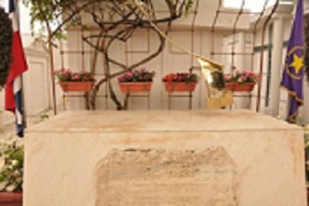 Ddesconocidos sustrajeron de la tumba de Bosch en el cementerio vegano la escultura que representa el vuelo de la gaviota, basado en la canción del genero criolla escrita por el fundador del PLD.