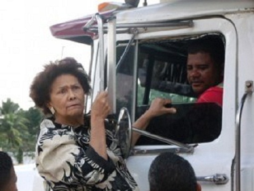 La Defensora del Pueblo, Zoila Martínez Guante, agarrada a la puerta de uno de los camiones de la construcción de la avenida Circunvalación en San Cristóbal.