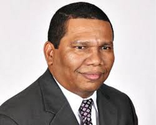 Agregó Pérez Espinosa, “tomando como referencia las evidencias anteriores, somos de opinión que la economía dominicana crecerá entre un 8 % y un 6 % en los años 2014 y 2015, lo que se traducirá en más dinero para los dominicanos”.