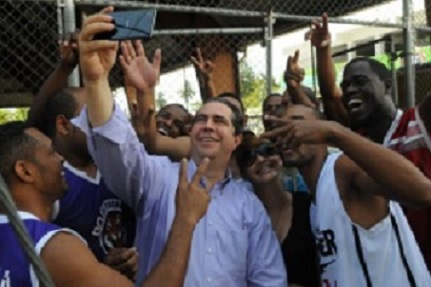 Francisco Javier se hace un “selfie” o autofoto con un grupo de jóvenes deportistas del poblado de La Victoria, Santo Domingo Norte.