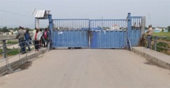 El cierre del portón fronterizo por parte de funcionarios haitianos impidió la circulación de vehículos desde y hacia Haití y República Dominicana, según dijeron transportistas.