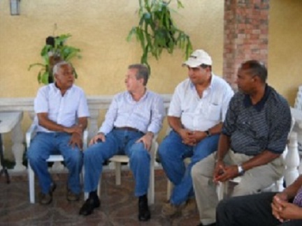 El licenciado Toral Córdova estuvo acompañado por los dirigentes reformistas Ruddy Medina, Rafael Dañó, Pablo Mella y otros.