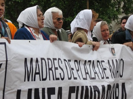 La Asociación Madres de Plaza de Mayo conmemoró el aniversario 37 de la primera ronda que hizo en ese histórico sitio para reclamar la aparición con vida o, al menos, noticias de sus hijos desaparecidos
