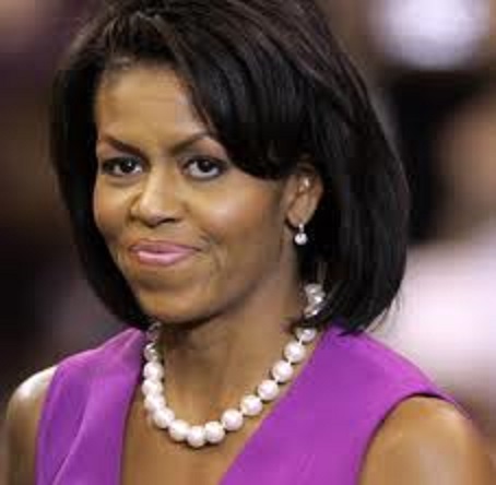 “Esto que se produjo en Nigeria no es un incidente aislado. Es una historia que vemos producirse todos los días, cuando chicas jóvenes en todo el mundo arriesgan sus vidas por concretar sus ambiciones”, precisó Michelle Obama, madre de dos adolescentes.