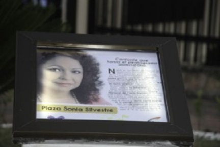 En la parte central de la plaza se desveló una tarja con la imagen y breve biografía de Sonia, quien falleció el pasado 19 de abril a la edad de 61 años. - See more at: https://conpuntoycoma.com/2014/05/02/designan-una-plaza-con-el-nombre-de-sonia-silvestre-frente-al-teatro-nacional/#sthash.tSr0QkoA.dpuf