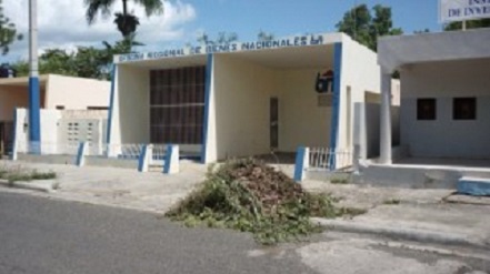 Vista de la parte frontal de la Oficina Regional de Bienes Nacionales en San Juan de la Maguana, en donde se utiliza la Bandera Dominicana para transportar basura. Qué dirá de to esto Concepción Bona..?
