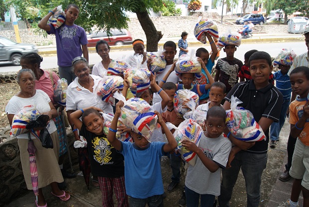 Algunos de los Niños, Niñas y Envejecientes de FundoVida luego de recibir las raciones de comidas crudas del Plan Social de la Presidencia.