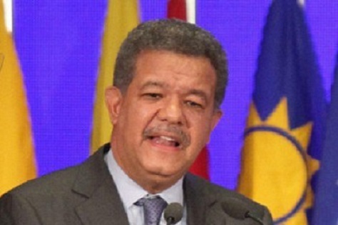 La oposición a Fernández creció y su tasa de popularidad bajó a su salida del poder en el 2012, cuando le sucedió su compañero de partido Danilo Medina.