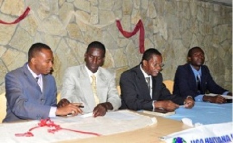 El breve comunicado está firmado por el presidente de la Liga Haitiana Internacional, Pierre Mario; Abner Guerrier, vicepresidente; Marie Claude Dagrin, secretaria; José Pedro, secretario; y Junel Fils Aime, secretario de organización.