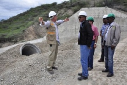 El director del INDRHI resaltó los avances de los trabajos en el portal de entrada y salida del túnel de desvío del río Yaque del Sur, para dar paso a la construcción del muro de la presa de Monte Grande.