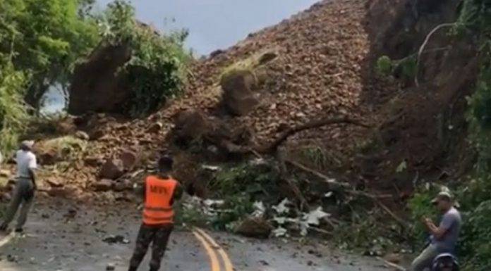 Derrumbe de tierra bloquea la carretera que comunica a Miches y El Seibo