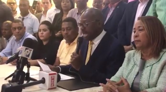 Alcalde de SDE denuncia el rival suyo compró cientos de votos a RD$2,000