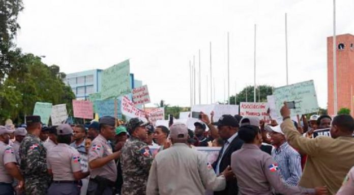 Desalojan por la fuerza campesinos El Seibo se manifestaban frente al Palacio Nacional