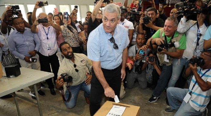 Gonzalo Castillo votó temprano en el Colegio Quisqueya, de la 27 Febrero