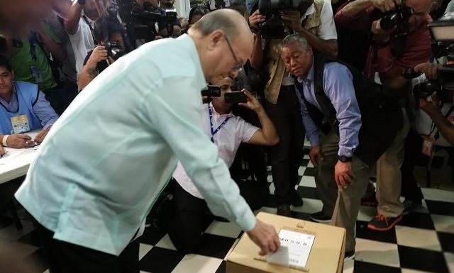 Hipólito HipolitoMejía fue el primero de los aspirantes que votó en las primarias