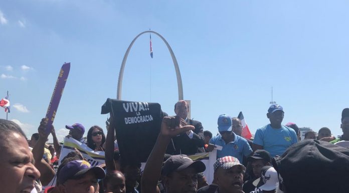 Leonelistas se manifiestan frente a JCE por fraude en primarias