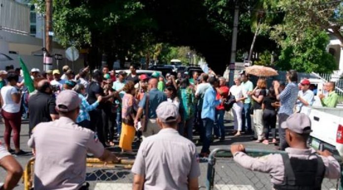 Grupo campesinos El Seibo vuelve a manifestarse frente Palacio Nacional