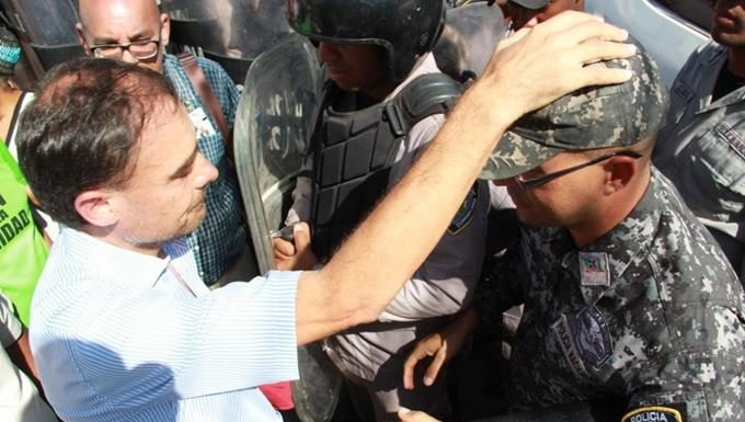 Pese a represión, sacerdote bendice a coronel que reprimió a los peregrinos de El Seibo