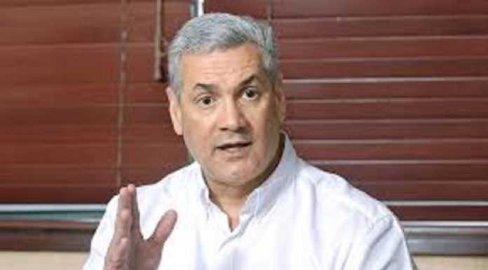 Esta vez Gonzalo Castillo fue a votar con una multitud que le vitoreó