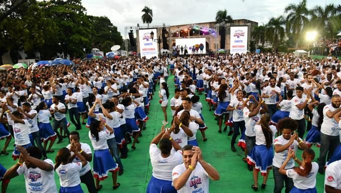 República Dominicana rompe récord Guinness bailando merengue