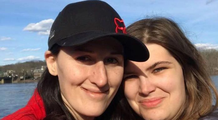 Una lesbiana que asesinó esposa en Nueva Jersey sorprendida por policías cavando tumba para enterrarla en el patio