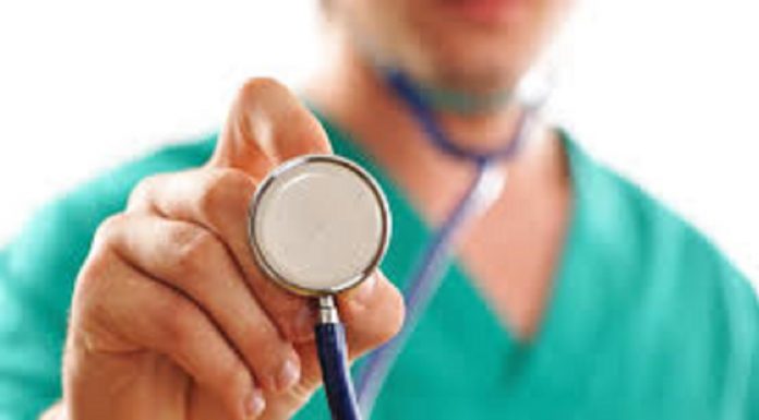 Médicos y policías se enfrentan a trompadas en marcha