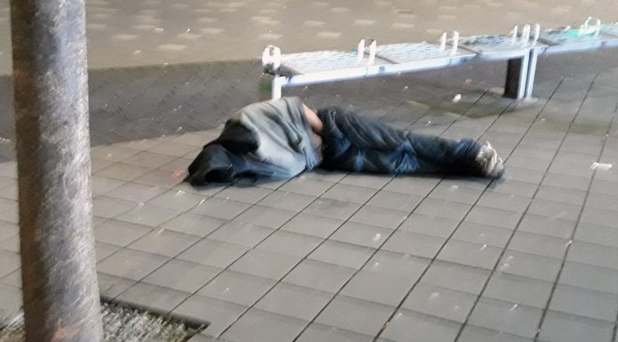 Desamparados siguen durmiendo en calles, parques y plazas del Alto Manhattan en medio de la crisis del coronavirus