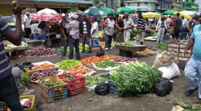 Mercados en la capital dominicana siguen abarrotados de personas