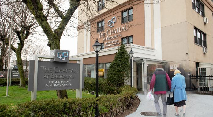 Noventa adultos mayores murieron solos por COVID – 19 y cadáveres fueron dejados en sus camas de dos asilos en Brooklyn