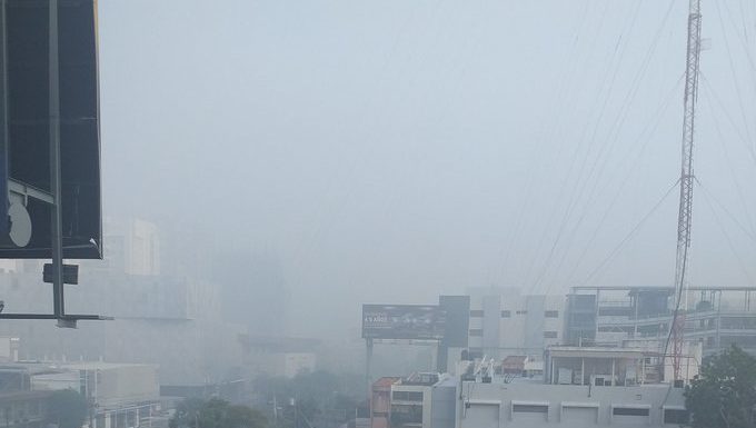 La Capital vuelve amanecer llena de humo a consecuencia del fuego en Vertedero Duquesa