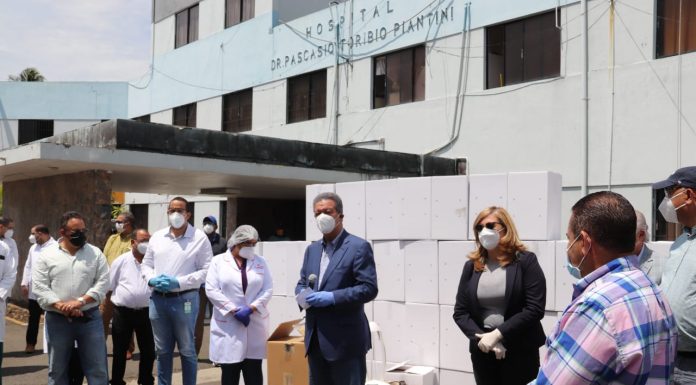 Leonel Fernández entrega equipos para combatir coronavirus en Hermanas Mirabal
