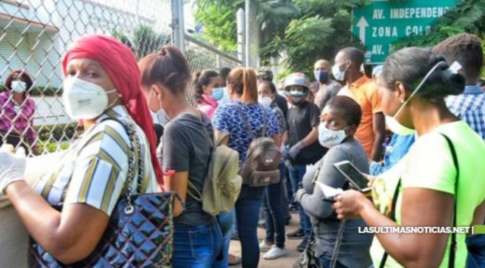 Siguen filas y tumultos de personas en busca lograr pruebas virus