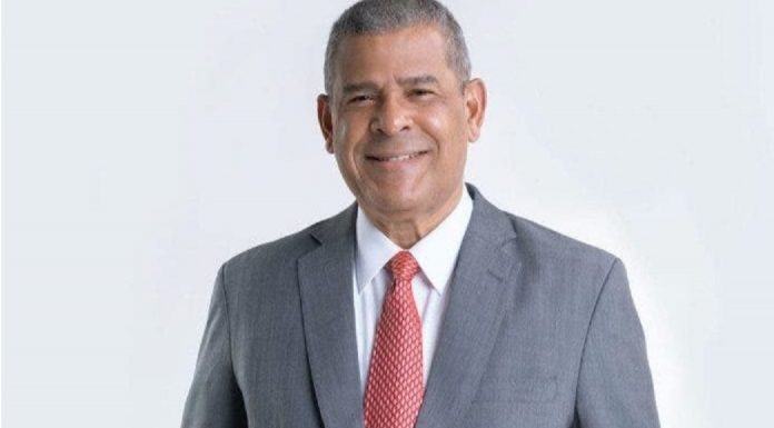 Ministro de Administración instruye funcionarios identificar y eliminar botellas