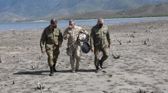 Los ministros de Defensa, entrante y saliente, recorren frontera con Haití