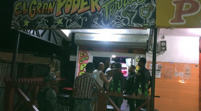 Policía cierra otros dos negocios en SDE y apresa 98 personas por violar toque de queda