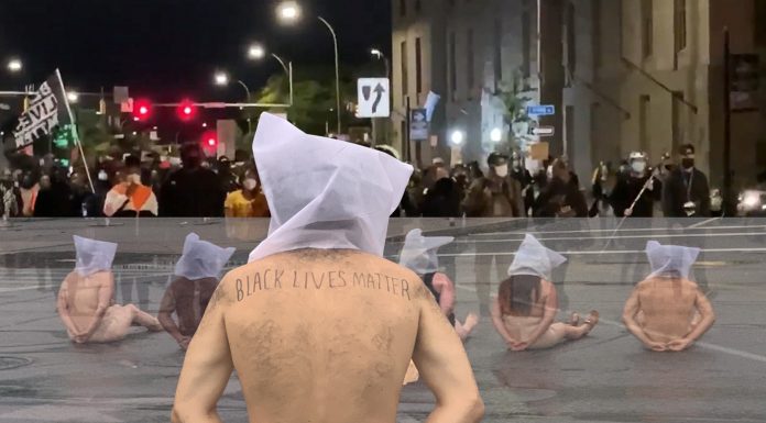 Manifestantes desnudos y con capuchas protestan frente al cuartel general de Rochester contra asesinato de Prude
