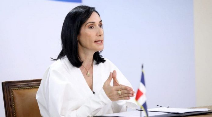 A su excelencia, señora Raquel Arbaje (1 de 3)