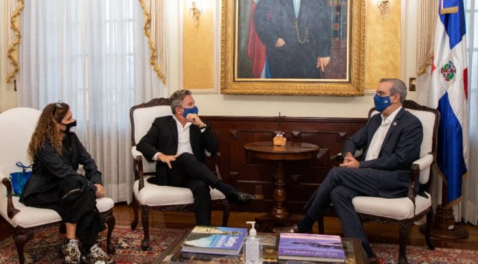 Luis Abinader promete a Ricardo Montaner tratar de situación de venezolanos