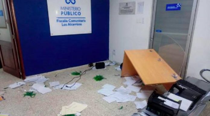 Envían al psiquiatra a hombre que destruyó fiscalía de Los Alcarrizos